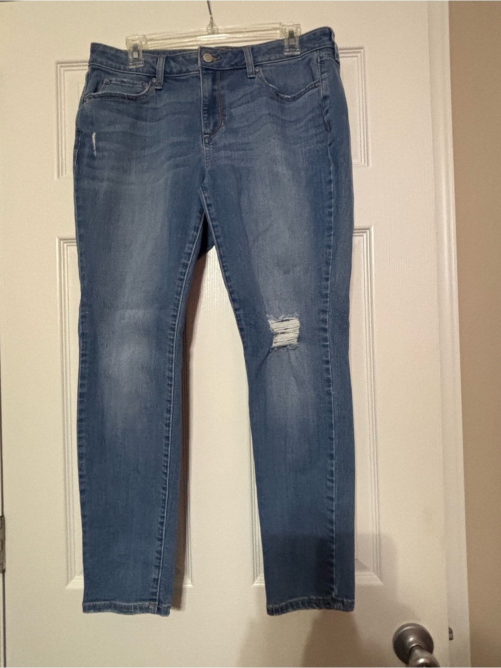 Sonoma Women's Medium Blue Skinny Jeans with Distressed Knee